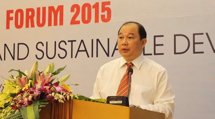 Sau bài tham luận mang tính đề dẫn của Thứ trưởng Bộ Công thương Nguyễn Cẩm Tú - một điểm khác của diễn đàn năm nay là đại diện cơ quan Chính phủ đề dẫn thay vì chuyên gia kinh tế– các diễn giả lần lượt bình luận về những thành tựu cũng như tồn tại của quá trình hội nhập kinh tế quốc tế thời gian qua, cũng như những thách thức và cơ hội trong thời gian tới.