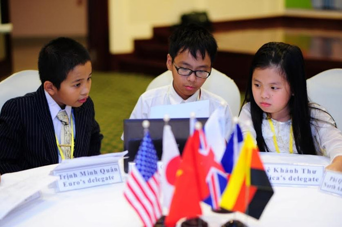 Chủ đề Hội nghị thượng đỉnh năm nay “Ảnh hưởng của thế giới ảo đến cuộc sống thực” rất gần gũi và thiết thực với thiếu nhi. Chủ đề Hội nghị thượng đỉnh năm nay “Ảnh hưởng của thế giới ảo đến cuộc sống thực” rất gần gũi và thiết thực với thiếu nhi.