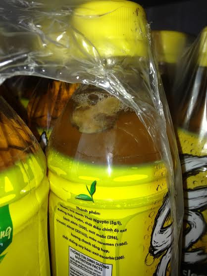Chai trà xanh C2 trong 1 thùng sản phẩm được anh Vũ Ngọc Đức (Hà Giang) mua về sử dụng phát hiện dị vật lạ trong chai (ảnh do anh Đức cung cấp)