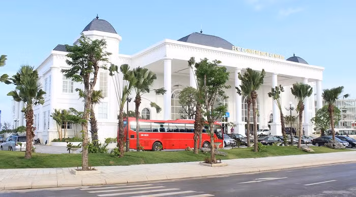 Diễn đàn kinh tế mùa thu 2015 được tổ chức tại Trung tâm hội nghị quốc tế thuộc Quần thể du lịch nghỉ dưỡng sinh thái FLC Sầm Sơn. Đây là một quần thể du lịch lớn nhất khu vực Bắc Trung Bộ và mới được khánh thành đầu tháng 7 vừa qua.