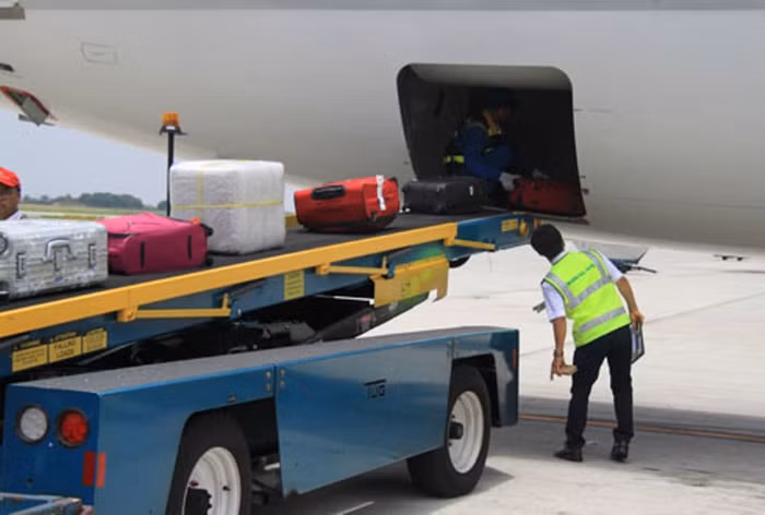 Xe băng chuyền vận chuyển hành lý (ảnh VNE) Xe băng chuyền vận chuyển hành lý (ảnh VNE)