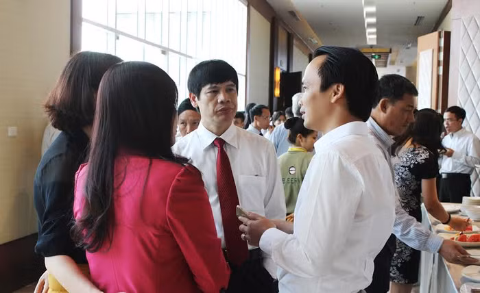 Ông Trịnh Văn Quyết – Chủ tịch Tập đoàn FLC, Chủ đầu tư Quần thể du lịch FLC Sầm Sơn trao đổi với ông Nguyễn Đình Xứng, Chủ tịch UBND tỉnh Thanh Hóa.