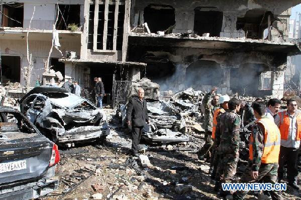 Lực lượng cứu hộ làm việc tại hiện trường vụ nổ