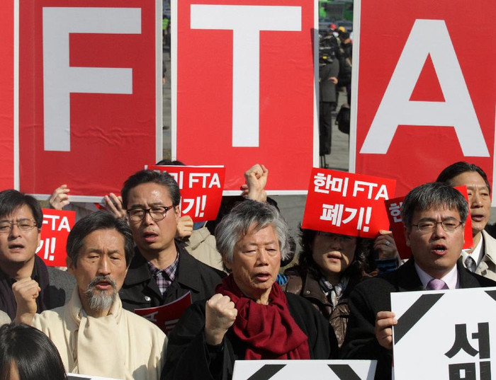 Hiệp định thương mại tự do Mỹ-Hàn nhận được sự đồng tình từ hai chính phủ nhưng lại vấp phải sự phản đối của người dân Hiệp định thương mại tự do Mỹ-Hàn nhận được sự đồng tình từ hai chính phủ nhưng lại vấp phải sự phản đối của người dân
