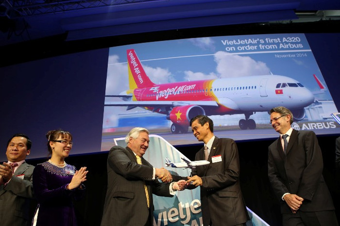 Thứ trưởng Bộ Giao thông vận tải nhận món quà là mô hình máy bay Airbus A320 thu nhỏ từ ông John Leahy – Tổng Giám đốc Thương mại toàn cầu của Airbus Thứ trưởng Bộ Giao thông vận tải nhận món quà là mô hình máy bay Airbus A320 thu nhỏ từ ông John Leahy – Tổng Giám đốc Thương mại toàn cầu của Airbus