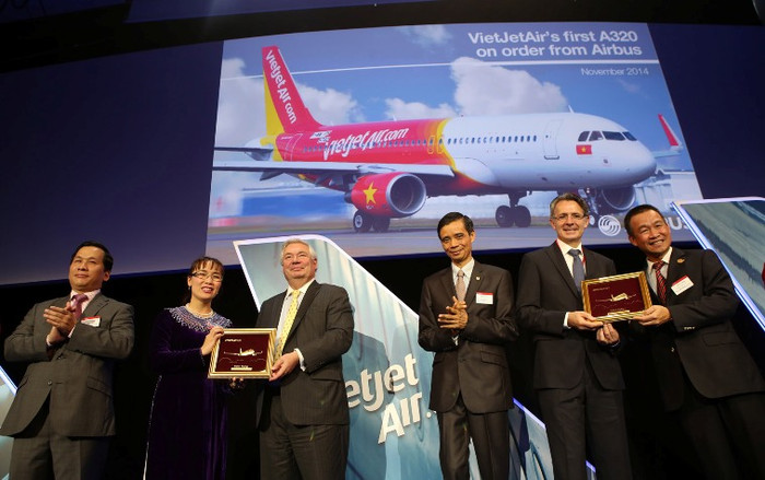 Thứ trưởng Phạm Quý Tiêu (đứng giữ vỗ tay) chúc mừng lễ bàn giao máy bay của VietJet Air và Airbus. Thứ trưởng Phạm Quý Tiêu (đứng giữ vỗ tay) chúc mừng lễ bàn giao máy bay của VietJet Air và Airbus.