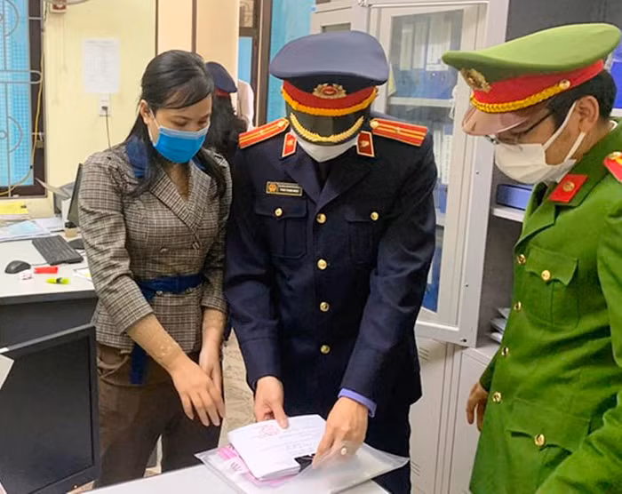 Thủ quỹ Nguyễn Thị Thùy Linh (bìa trái) bị bắt giam về tội "tham ô tài sản". Ảnh: CA