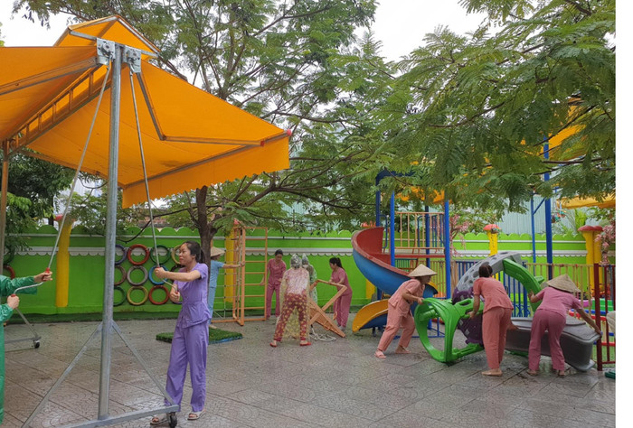 Trong sáng ngày 26/9, các trường học ở Đà Nẵng vẫn tiến hành hoạt động dạy học bình thường nhưng các giáo viên vẫn tranh thủ dọn dẹp, di chuyển đồ dùng để phòng tránh bão Noru.