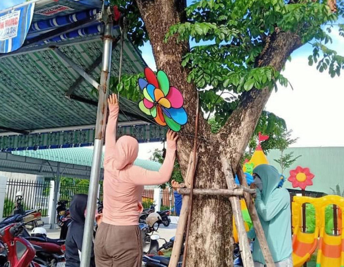 Cây xanh được chằng chống cẩn thận.