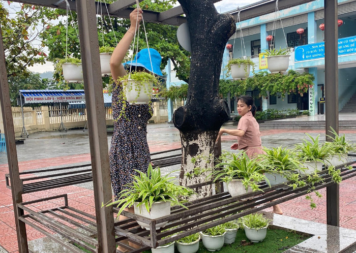 Di chuyển những vật dụng ngoài trời như cây cảnh, chậu hoa... vào nơi an toàn.