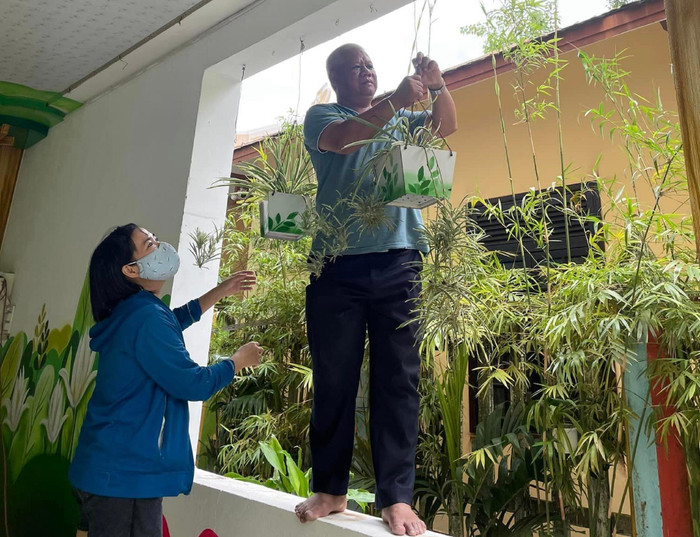 Tháo hạ những cây cảnh trên cao để tránh tai nạn.