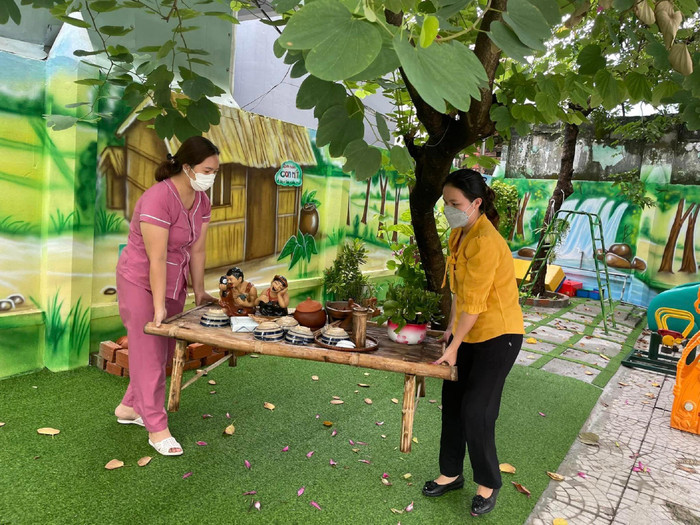 Giáo viên di chuyển đồ dùng đến nơi an toàn, tránh bị hư hỏng.