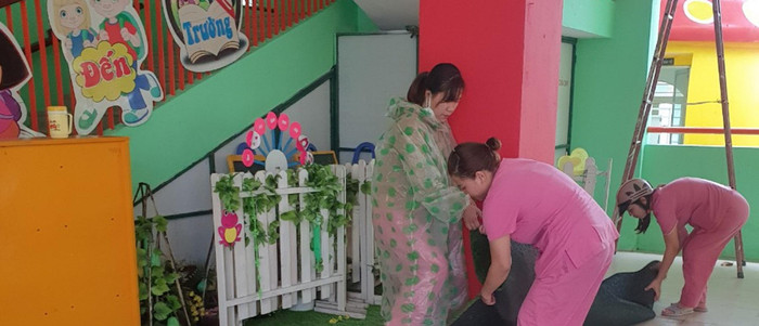 Những đồ dùng dạy học dễ bị thấm ướt, hư hỏng do mưa bão được các cô giáo Trường mầm non Tuổi Hoa (quận Liên Chiểu, Đà Nẵng) di chuyển đến nơi an toàn.