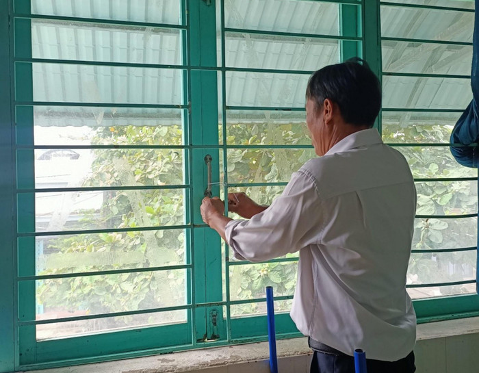 Các cửa sổ lớp học đều được neo chặt bằng kim loại.