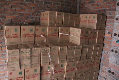 Hàng vạn chai vang ngoại giả đã được phát hiện Hàng vạn chai vang ngoại giả đã được phát hiện