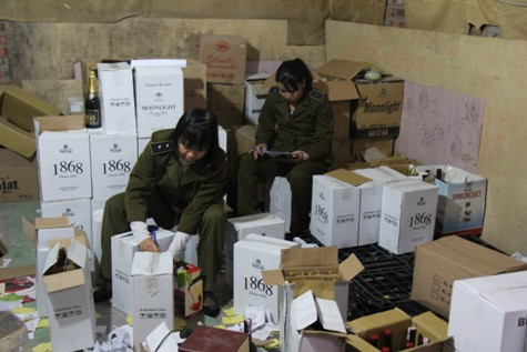 Lực lượng chức năng đang niêm phong toàn bộ số hàng giả Lực lượng chức năng đang niêm phong toàn bộ số hàng giả