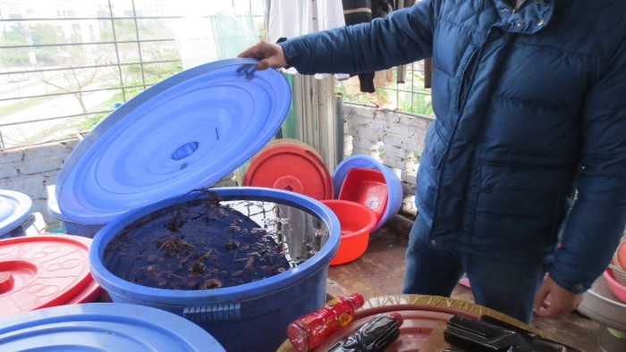 Một điều tra viên cho biết, tại khu vực này, chủ hàng sẽ tiến hành sang chiết rượu sang các chai nhỏ không có nhãn mác từ đó bán ra thị trường. Một điều tra viên cho biết, tại khu vực này, chủ hàng sẽ tiến hành sang chiết rượu sang các chai nhỏ không có nhãn mác từ đó bán ra thị trường.