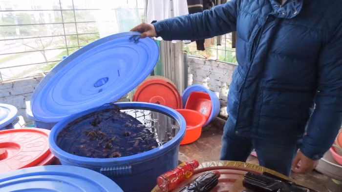 Một điều tra viên cho biết, tại khu vực này, chủ hàng sẽ tiến hành sang chiết rượu sang các chai nhỏ không có nhãn mác từ đó bán ra thị trường.