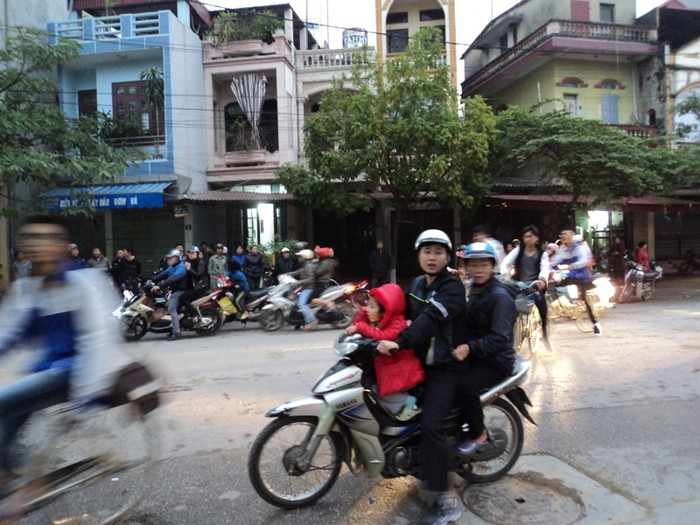 Dù vụ nổ đã xảy ra hơn nửa ngày nhưng nhiều người dân đi qua vẫn hiếu kỳ khi thấy việc chặt cây để dọn hiện trường Dù vụ nổ đã xảy ra hơn nửa ngày nhưng nhiều người dân đi qua vẫn hiếu kỳ khi thấy việc chặt cây để dọn hiện trường