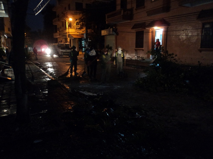 Cho đến 18h30, công việc dọn dẹp vẫn chưa kết thúc Cho đến 18h30, công việc dọn dẹp vẫn chưa kết thúc