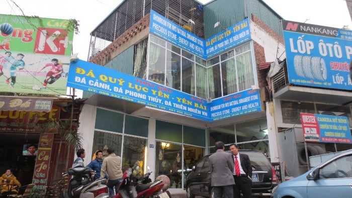 Chủ hàng là Hà Phương Thúy (SN 1966, ở Yên Bái). Tại thời điểm kiểm tra, chủ hàng không xuất trình được các giấy phép kinh doanh rượu cùng các giấy tờ chứng minh chất liệu sản phẩm. Hiện, vụ việc tiếp tục được điều tra. Chủ hàng là Hà Phương Thúy (SN 1966, ở Yên Bái). Tại thời điểm kiểm tra, chủ hàng không xuất trình được các giấy phép kinh doanh rượu cùng các giấy tờ chứng minh chất liệu sản phẩm. Hiện, vụ việc tiếp tục được điều tra.