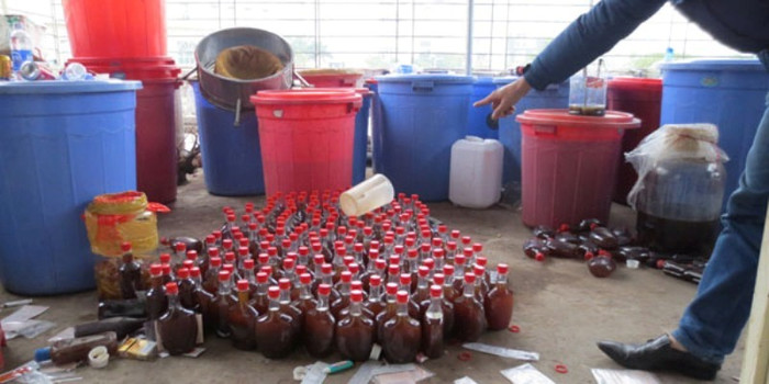 Tại cơ sở buôn bán đá quý Thúy Gấu tại số 119 A đường Mễ Trì, Từ Liêm, TP. Hà Nội, khi tiến hành kiểm tra kỹ, lực lượng chức năng phát hiện trên tầng 3 của ngôi nhà có nhiều thùng nhựa đựng đầy rượu cùng nhiều chai nhỏ loại 330ml. Tại cơ sở buôn bán đá quý Thúy Gấu tại số 119 A đường Mễ Trì, Từ Liêm, TP. Hà Nội, khi tiến hành kiểm tra kỹ, lực lượng chức năng phát hiện trên tầng 3 của ngôi nhà có nhiều thùng nhựa đựng đầy rượu cùng nhiều chai nhỏ loại 330ml.