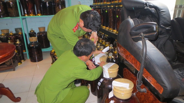 Viện Khoa học kỹ thuật hình sự cũng tiến hành kiểm tra nhanh với một số mẫu rượu chứa tại ngôi nhà và phát hiện một số ít có phản ứng dương tính với chất ma túy. “Uống loại rượu này vào sẽ rất dễ bị nghiện và có hại đến sức khỏe”, điều tra viên của Phòng Cảnh sát môi trường nói. Viện Khoa học kỹ thuật hình sự cũng tiến hành kiểm tra nhanh với một số mẫu rượu chứa tại ngôi nhà và phát hiện một số ít có phản ứng dương tính với chất ma túy. “Uống loại rượu này vào sẽ rất dễ bị nghiện và có hại đến sức khỏe”, điều tra viên của Phòng Cảnh sát môi trường nói.