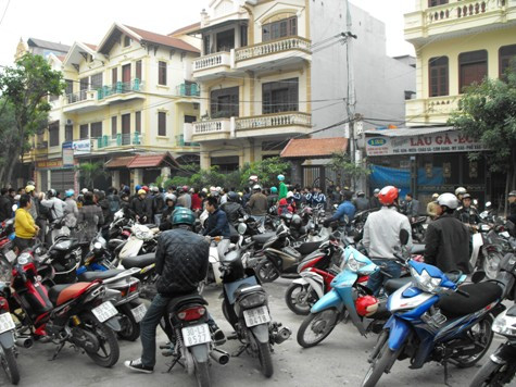 Nhiều người dân hiếu kỳ kéo tới xem Nhiều người dân hiếu kỳ kéo tới xem