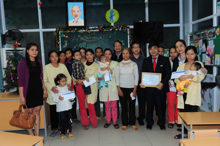 Đoàn thăm hỏi cùng các bệnh nhi tại Viện Nhi Trung ương