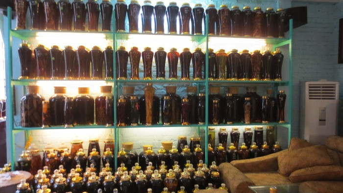 Toàn bộ số rượu trên được xếp kín trên tầng 2 của cửa hàng này. Toàn bộ số rượu trên được xếp kín trên tầng 2 của cửa hàng này.