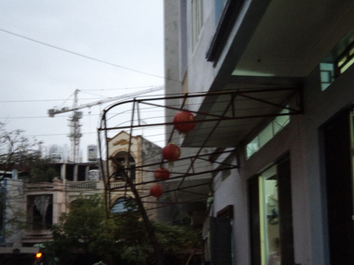 Theo nhiều người dân, khi mới xảy ra vụ nổ, trên mái hiên có những chiếc đèn lồng đỏ này được lợp bằng các tấm nhựa, đầu của một nạn nhân đã văng lên đây. Và sau đó, những tấm lợp bằng nhựa đã được gia chủ bỏ đi... Theo nhiều người dân, khi mới xảy ra vụ nổ, trên mái hiên có những chiếc đèn lồng đỏ này được lợp bằng các tấm nhựa, đầu của một nạn nhân đã văng lên đây. Và sau đó, những tấm lợp bằng nhựa đã được gia chủ bỏ đi...