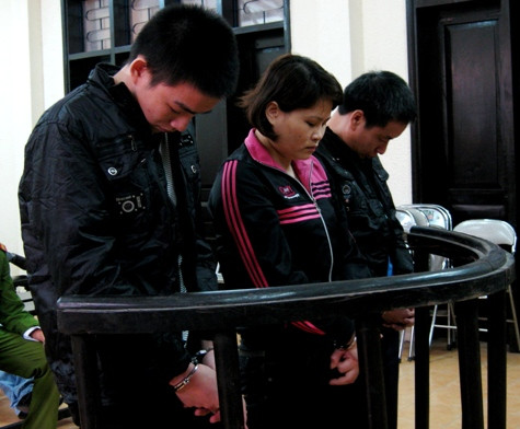 Bị cáo Nguyễn Thị Quy đứng ở giữa