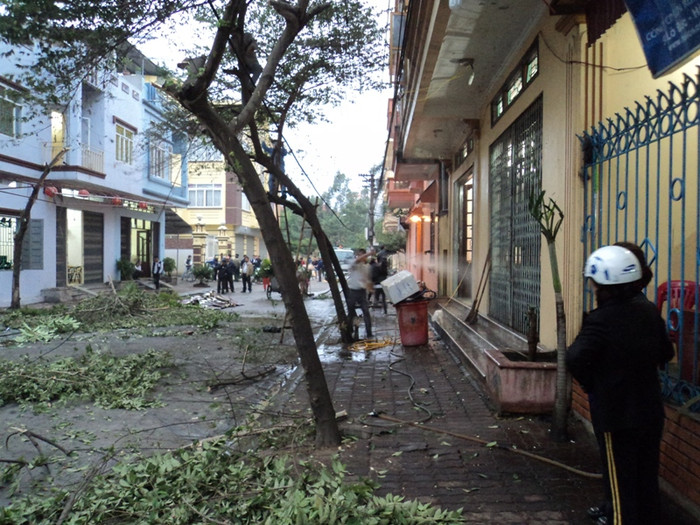Những người dân sống gần hiện trường đã phải chặt hết các cành cây xung quanh và rửa toàn bộ các bức tường để xóa hết các dấu vết còn lại của vụ nổ kinh hoàng. Những người dân sống gần hiện trường đã phải chặt hết các cành cây xung quanh và rửa toàn bộ các bức tường để xóa hết các dấu vết còn lại của vụ nổ kinh hoàng.