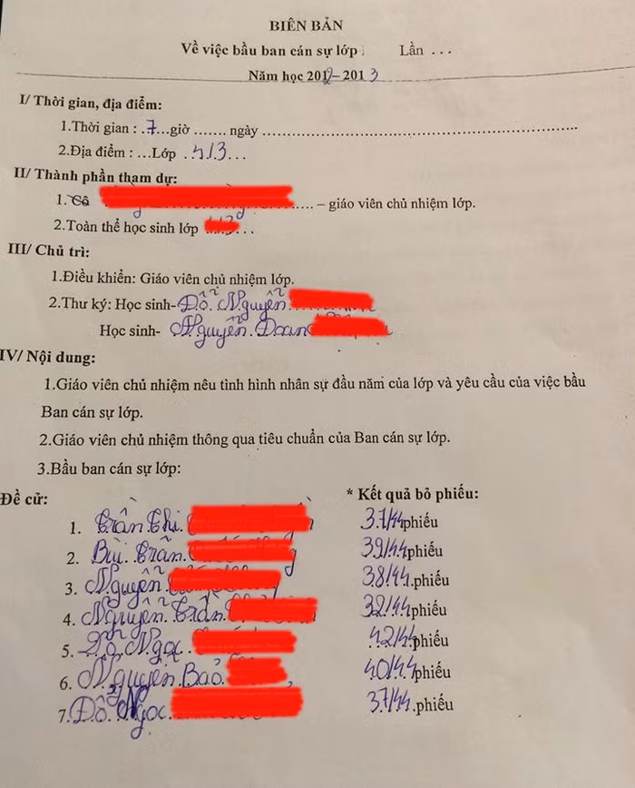 Ban giám hiệu chỉ đạo cho giáo viên bắt buộc học sinh của năm học hiện tại viết và kí tên vào các biên bản của những năm học trước (Ảnh: Hoàng Nam)