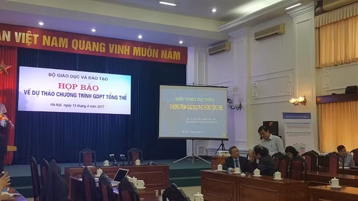 Bộ đang họp báo công bố dự thảo chương trình giáo dục phổ thông tổng thể (Ảnh: Thùy Linh)