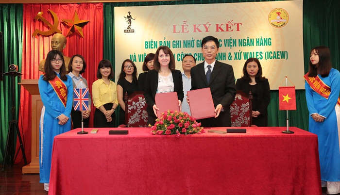 Lễ ký kết biên bản ghi nhớ hợp tác giữa Viện Kế toán Công chứng Anh và xứ Wales (ICAEW) cùng Học viện Ngân hàng (Ảnh: Ban tổ chức) Lễ ký kết biên bản ghi nhớ hợp tác giữa Viện Kế toán Công chứng Anh và xứ Wales (ICAEW) cùng Học viện Ngân hàng (Ảnh: Ban tổ chức)