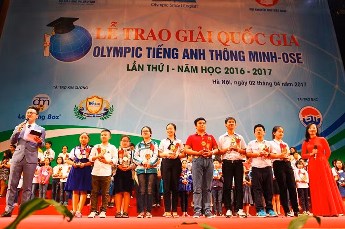 Lễ trao giải Cuộc thi Olympic Tiếng anh thông minh trực tuyến (OSE) lần thứ I năm học 2016 - 2017 (Ảnh: Ban tổ chức)