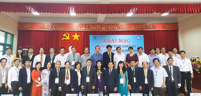 Đoàn đánh giá chụp hình lưu niệm với lãnh đạo Nhà trường (Ảnh: Thùy Linh)