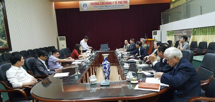 Lãnh đạo Hiệp hội làm việc với trường Cao đẳng Y tế Phú Thọ (Ảnh: Võ Dung)