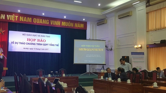 Bộ đang họp báo công bố dự thảo chương trình giáo dục phổ thông tổng thể (Ảnh: Thùy Linh) Bộ đang họp báo công bố dự thảo chương trình giáo dục phổ thông tổng thể (Ảnh: Thùy Linh)