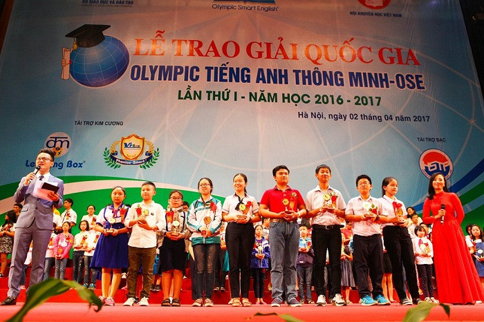 Lễ trao giải Cuộc thi Olympic Tiếng anh thông minh trực tuyến (OSE) lần thứ I năm học 2016 - 2017 (Ảnh: Ban tổ chức) Lễ trao giải Cuộc thi Olympic Tiếng anh thông minh trực tuyến (OSE) lần thứ I năm học 2016 - 2017 (Ảnh: Ban tổ chức)