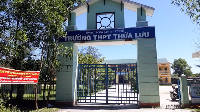 Để có lớp cho học sinh lớp 10 trường Thừa Lưu phải hạ sĩ số lớp trên xuống. Ảnh: TL