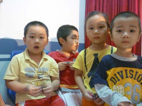 Cầm trên tay tiền bố mẹ cho ủng hộ các bạn, anh , chị học sinh miền núi, các bé trường mầm non Vimeco học được bài học về đạo đức làm người. (Ảnh Thu Hòe)