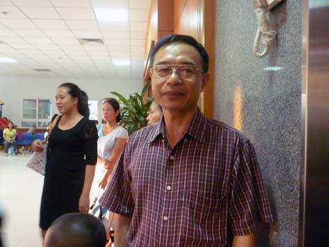 Bác Trần Ngọc Dương "Chúng tôi đã được món quà quý giá nhất, đó là cháu tôi đã biết yêu thương, chia sẻ với người khác" (Ảnh Thu Hòe)