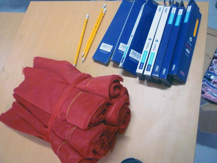 Khăn đỏ, bút chì 100 chiếc