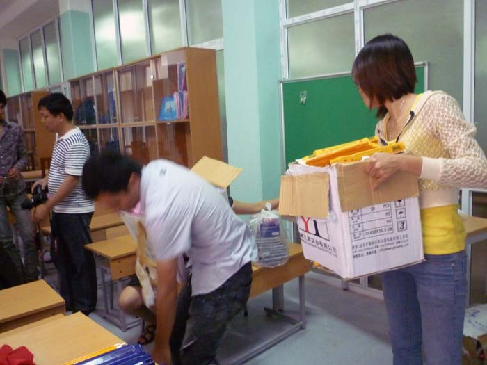 Lớp học có 2 tủ để đựng đồ dùng học tập của các em