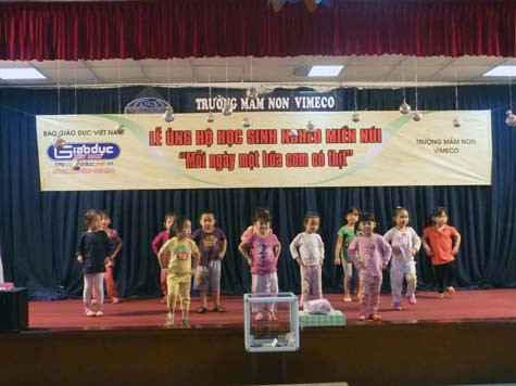 Tiết mục văn nghệ của các bé trường mầm non Vimeco mở đầu lễ ủng hộ học sinh nghèo miền núi. (Ảnh Thu Hòe)