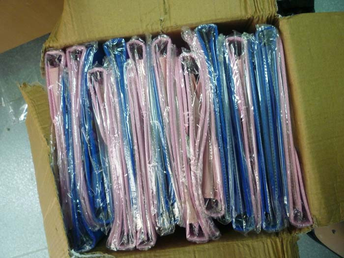 Mỗi em sẽ được tặng một bộ đầy đủ đồ dùng học tập từ cặp sách đến sách vở, bút viết...