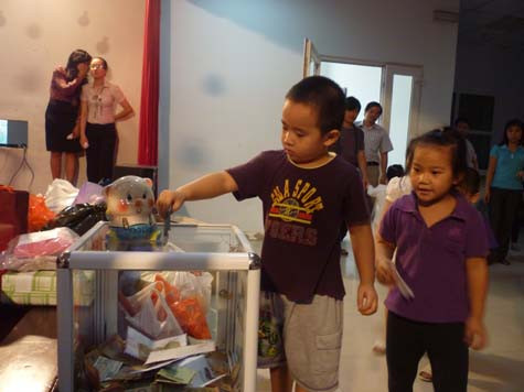 Háo hức ủng hộ các bạn, các anh, chị học sinh miền núi tiền mua thịt. (Ảnh Thu Hòe)