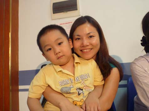 Các bậc phụ huynh vui mừng khi thấy con trẻ đã biết yêu thương, biết chia sẻ với những hoàn cảnh, số phận... (Ảnh Thu Hòe)